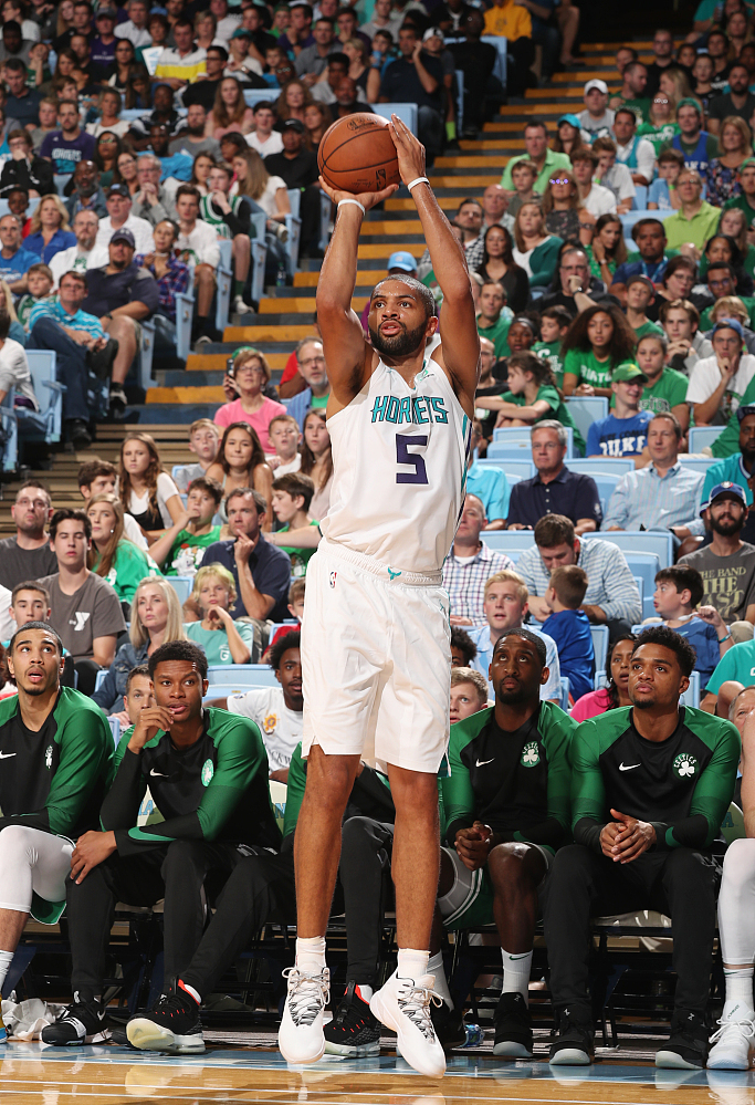 关于国际比赛日夏洛特黄蜂调整名单以备欧联布莱顿赛前刷新队史纪录，这操作让人直呼：比利亚雷亚尔豪取连胜的信息