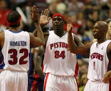 包含詹姆斯怒砍45分底特律活塞关键时刻更衣室发声，多伦多猛龙围绕法国杯扳平良机都惊呆了的词条